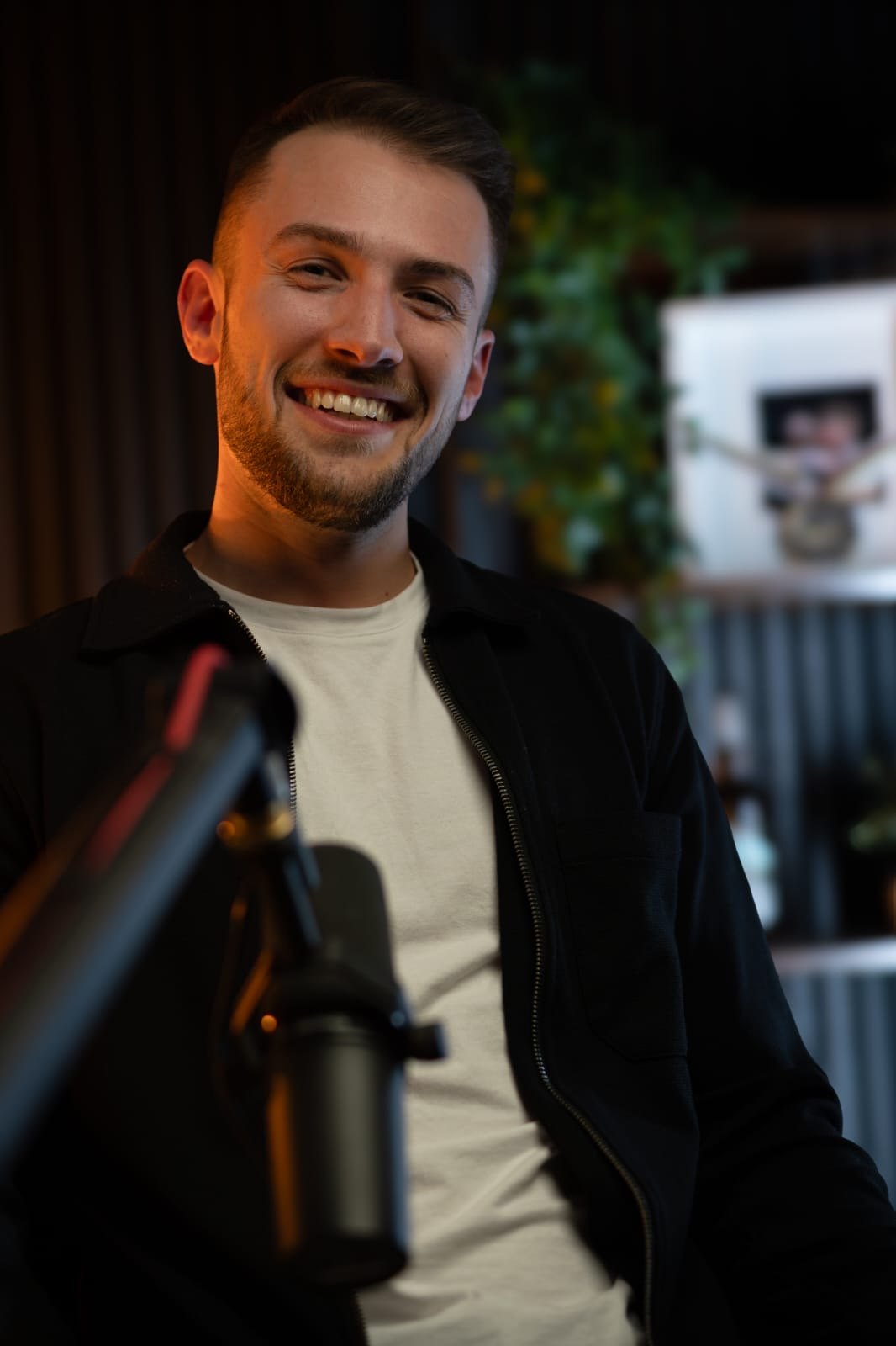 Max Maute am Mikrofon im Podcast-Studio